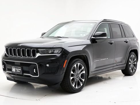 Used 2023 Jeep Grand Cherokee Overland w/ Luxury Tech Group IV AWD/4WD image 2