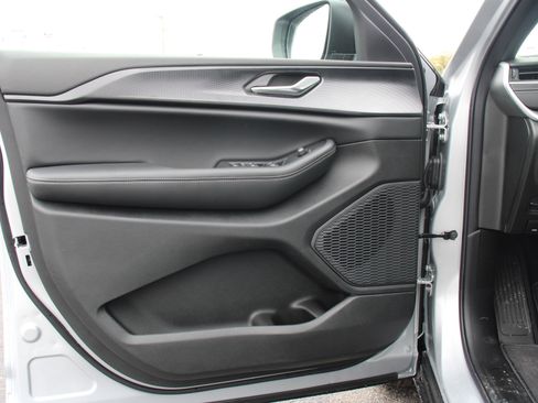 New 2025 Jeep Grand Cherokee L Laredo image 6