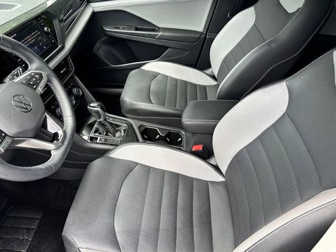 Used 2022 Volkswagen Taos SEL w/ Panoramic Sunroof Package image 11