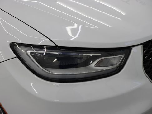 Used 2024 Chrysler Pacifica Touring-L FWD image 22