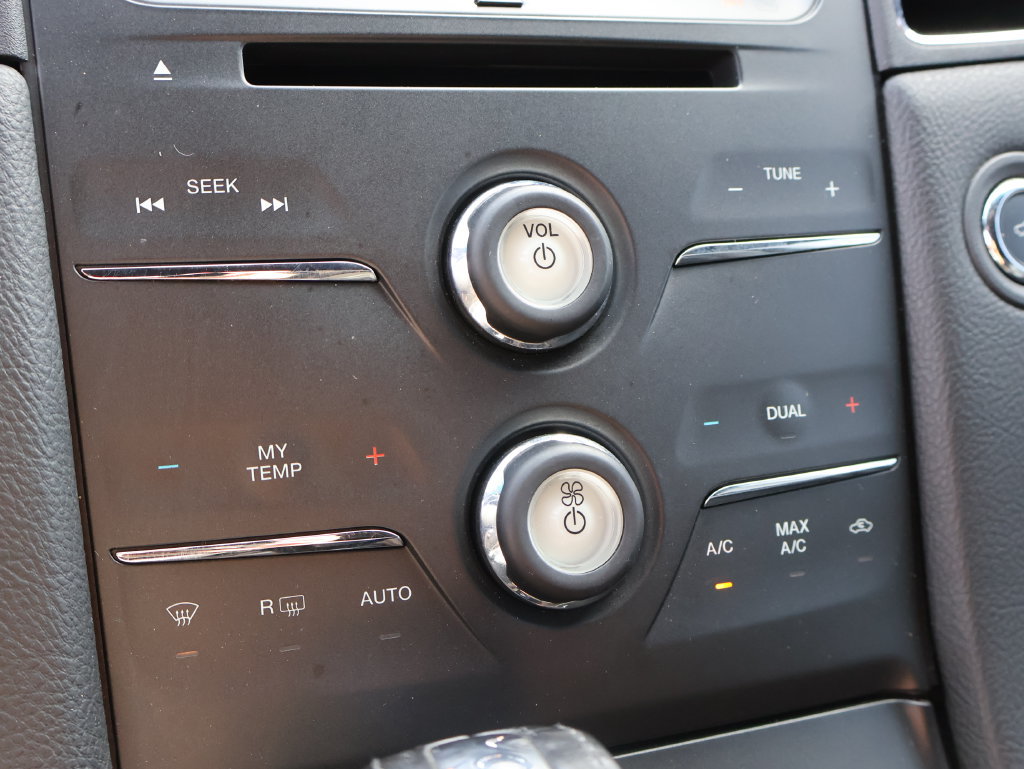 Used 2018 Ford Taurus SEL w/ Equipment Group 201A FWD image 37
