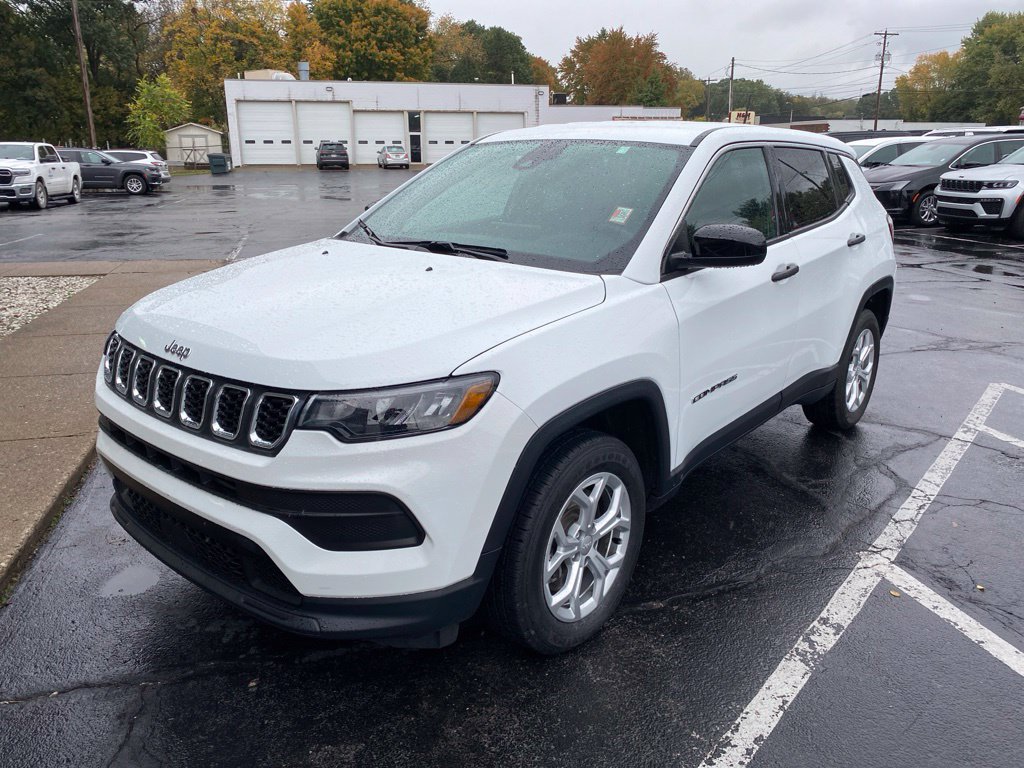 Used 2024 Jeep Compass Sport AWD/4WD image 2