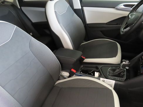 New 2025 Volkswagen Taos SE image 26