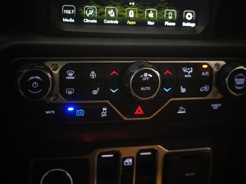 Used 2022 Jeep Wrangler Unlimited Sahara w/ Cold Weather Group image 27