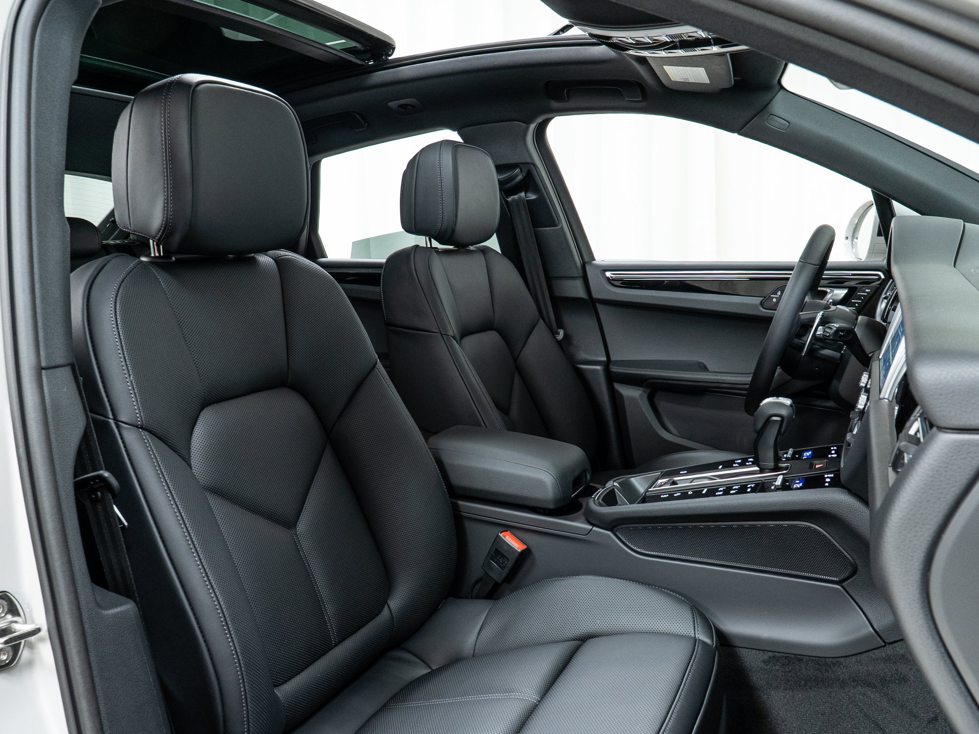 Certified 2025 Porsche Macan AWD/4WD image 26