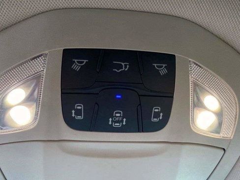 Used 2022 Chrysler Pacifica Touring-L image 16