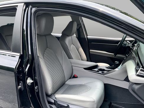 Used 2020 Toyota Camry SE FWD image 9
