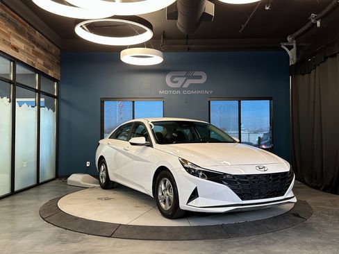 Used 2023 Hyundai Elantra SE image 1