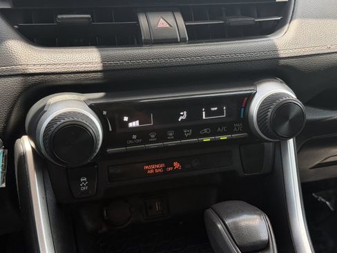 Used 2019 Toyota RAV4 LE FWD image 21