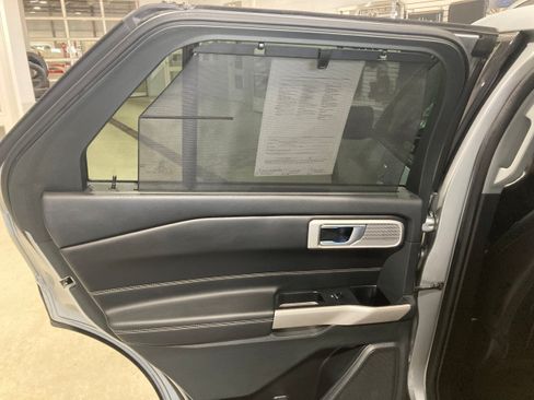 Used 2023 Ford Explorer Limited w/ Equipment Group 301A AWD/4WD image 17
