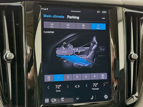 Used 2025 Volvo XC60 B5 Plus image 23