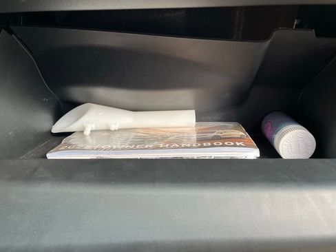 Used 2025 Chrysler Pacifica Select image 35