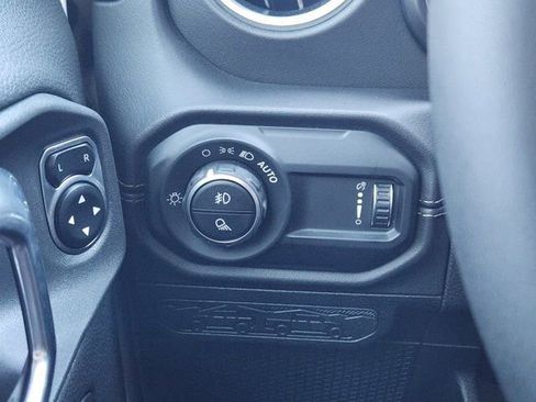 Used 2025 Jeep Gladiator Sport image 8