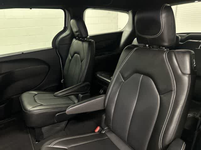 Used 2025 Chrysler Pacifica Select FWD image 14