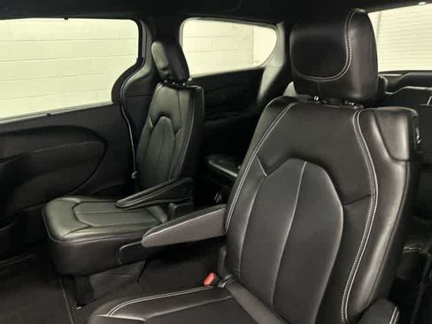 Used 2025 Chrysler Pacifica Select FWD image 14