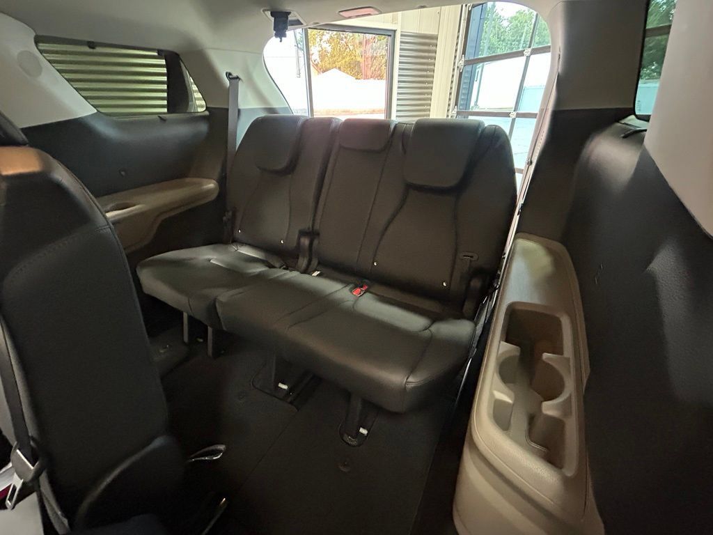 Used 2025 Kia Carnival EX FWD image 7