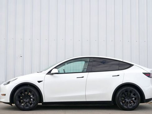 Used 2021 Tesla Model Y Long Range image 9