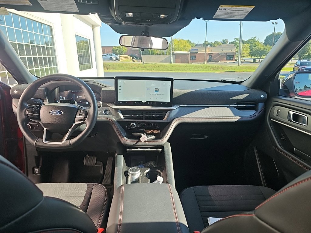 Used 2025 Ford Explorer ST-Line w/ ST-Line Street Pack AWD/4WD image 12