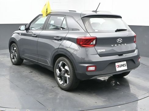 Used 2025 Hyundai Venue SEL image 9