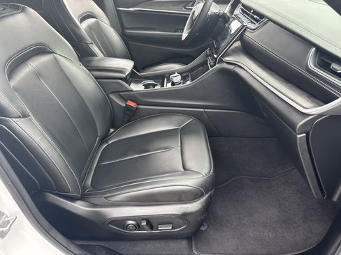 Used 2025 Jeep Grand Cherokee L Limited w/ Black Appearance Package image 10