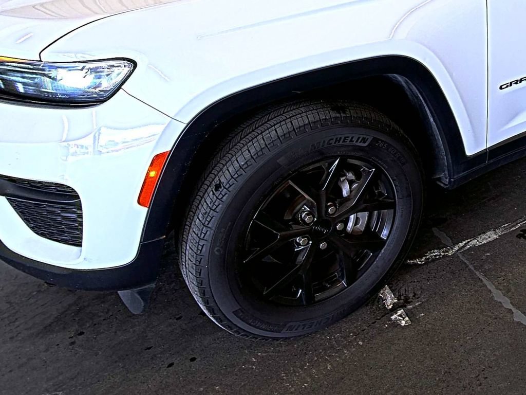 Used 2025 Jeep Grand Cherokee Altitude AWD/4WD image 6