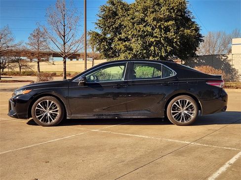 Used 2019 Toyota Camry SE image 4