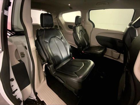 Used 2024 Chrysler Pacifica Touring-L FWD image 23
