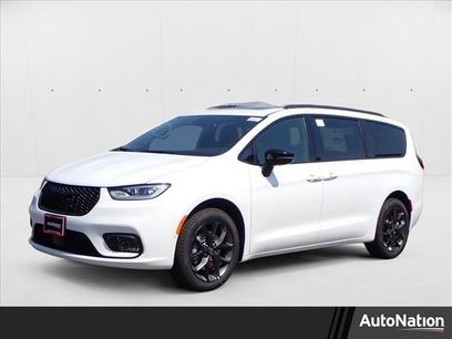 New 2026 Chrysler Pacifica Limited w/ Uconnect Theater Family Group