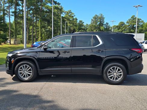 Used 2023 Chevrolet Traverse LT FWD image 2