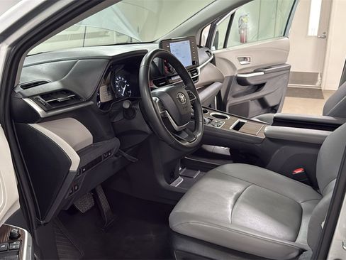 Used 2024 Toyota Sienna XLE image 12