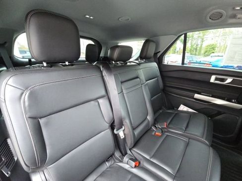 Used 2022 Ford Explorer XLT w/ Equipment Group 202A image 18