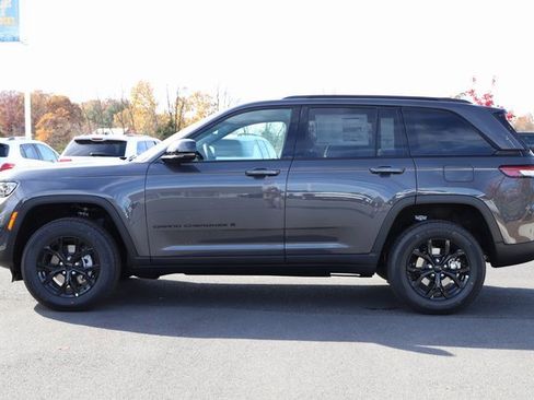 New 2025 Jeep Grand Cherokee Altitude image 3