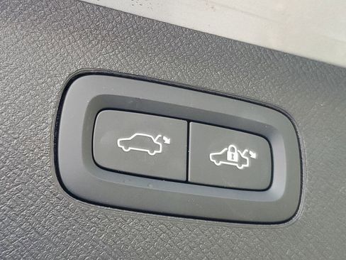 Certified 2023 Volvo XC90 B6 Ultimate w/ Protection Package Premier image 9