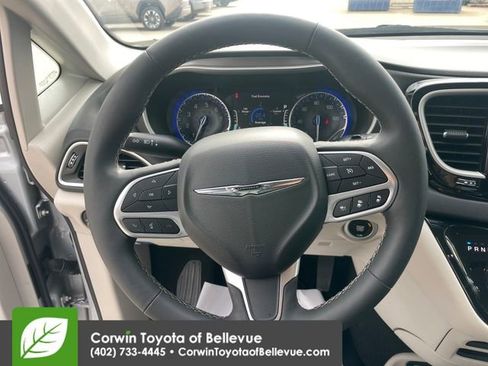 Used 2024 Chrysler Pacifica Touring-L FWD image 22