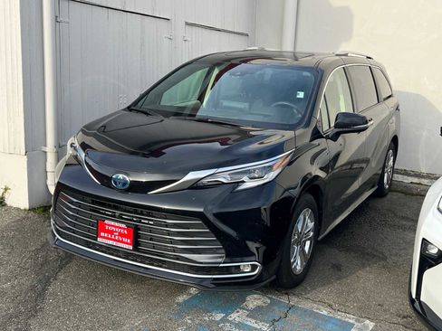 Certified 2022 Toyota Sienna Platinum image 1
