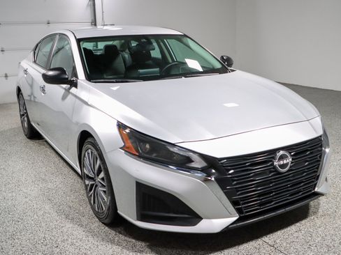 Used 2024 Nissan Altima 2.5 SV FWD image 5
