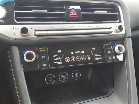 Used 2025 Genesis G70 2.5T image 12