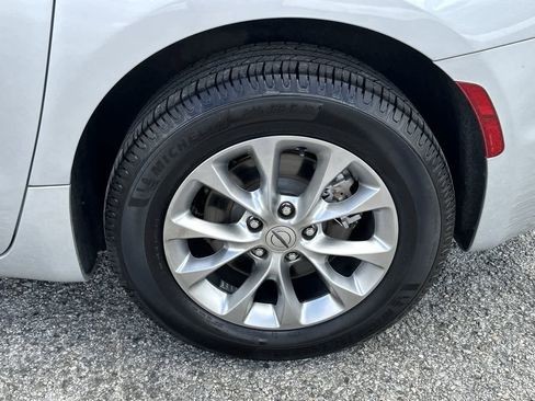 Used 2023 Chrysler Pacifica Touring-L image 65