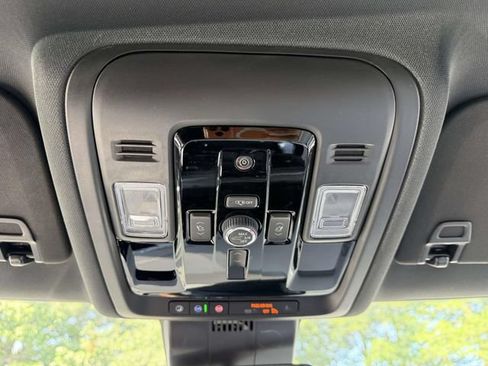 Certified 2026 Chevrolet Suburban Premier AWD/4WD image 31