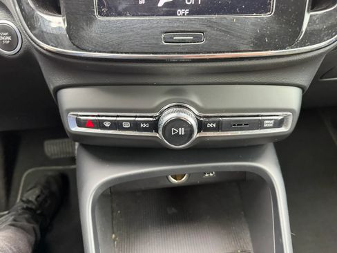 Used 2021 Volvo XC40 T4 Momentum FWD image 26