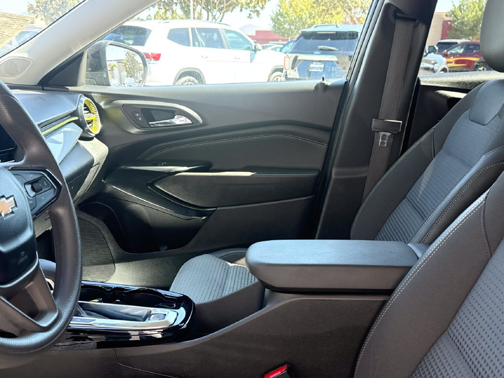 Used 2025 Chevrolet Trax LT FWD image 13
