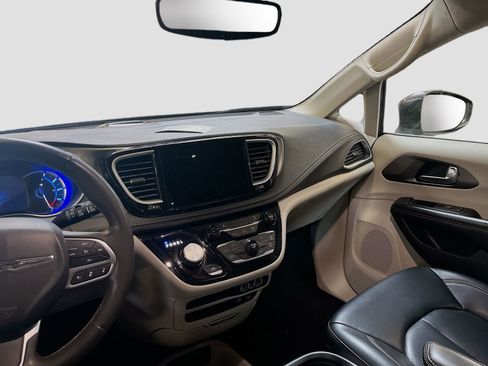 Used 2022 Chrysler Pacifica Touring-L FWD image 22