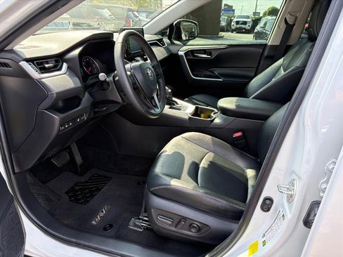 Used 2021 Toyota RAV4 XLE Premium FWD image 15