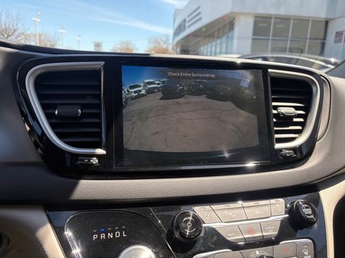 Used 2023 Chrysler Pacifica Touring-L FWD image 23