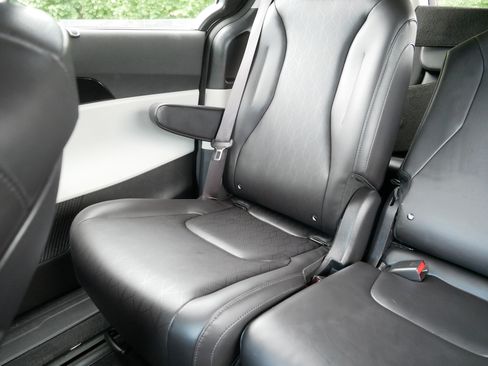 Certified 2023 Kia Carnival EX FWD image 12