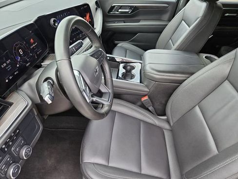 Used 2025 Chevrolet Suburban Z71 AWD/4WD image 13