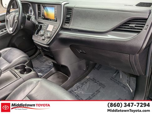 Certified 2019 Toyota Sienna SE w/ SE Preferred Package image 39