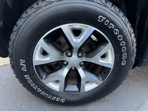 Used 2017 Jeep Cherokee Trailhawk AWD/4WD image 35