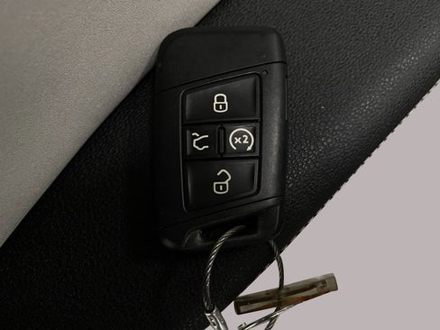 Used 2025 Volkswagen Taos SE image 29