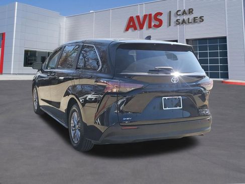 Used 2025 Toyota Sienna LE image 3